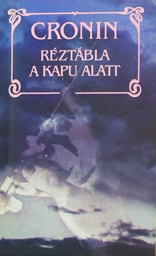 Réztábla a kapu alatt